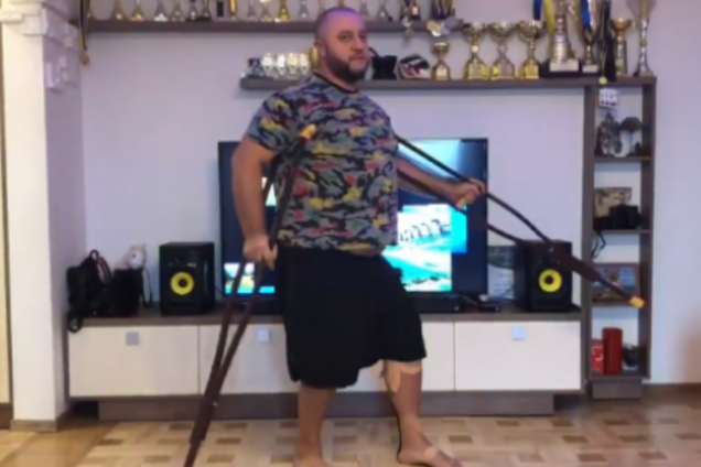 ''Попробую ходить'': травмированный в ДТП актер ''Дизель Шоу'' показал танец на костылях