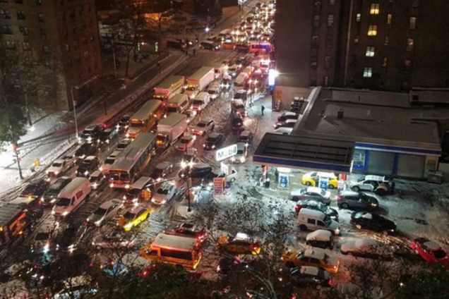 На США обрушились мощные снегопады: появились фото и видео погодного армагеддона