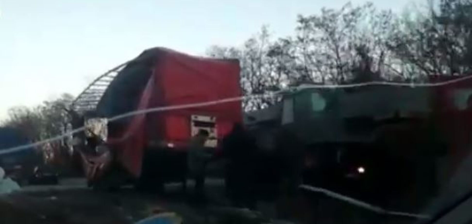 ''Просто жесть!'' Под Киевом произошла страшная авария с фурами. Видео