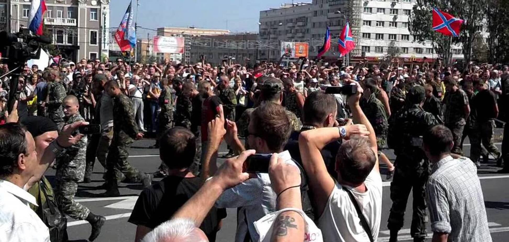 Чтобы не умерли с голоду - в яму бросали булку на десятерых. Раз в сутки