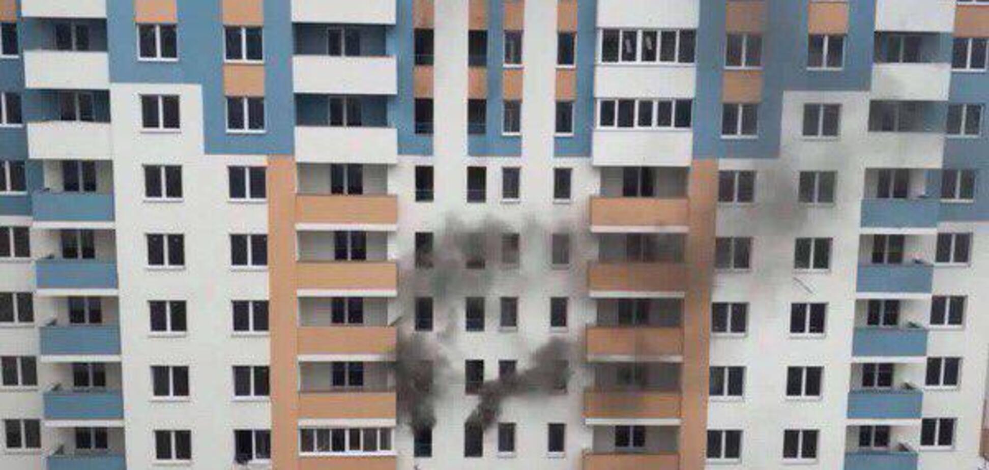 Горело с 3 по 18 этаж: в новостройке Киева случился мощный пожар