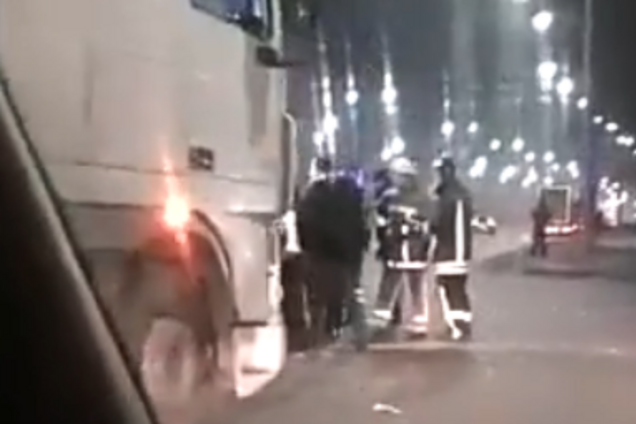 Авто всмятку: в Киеве произошло жуткое ДТП с пострадавшими. Появилось первое видео