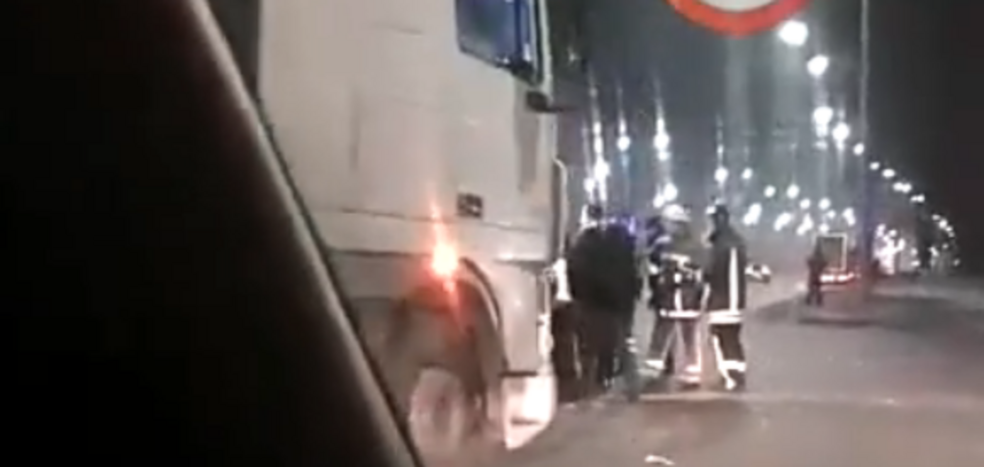 Авто зіжмакало: в Києві сталася жахлива ДТП із постраждалими. З'явилося перше відео