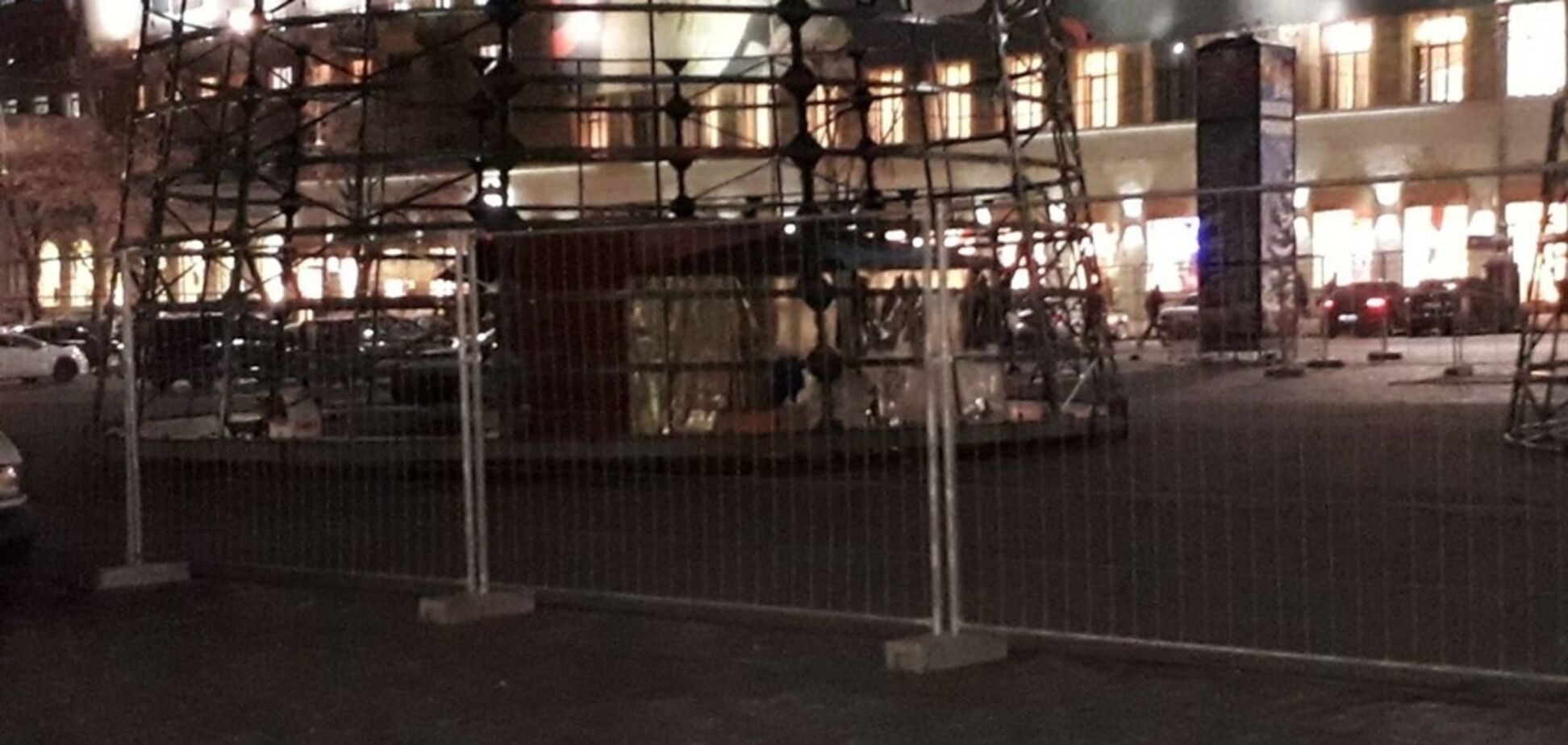 В Харькове начали устанавливать шикарную новогоднюю елку: первые фото