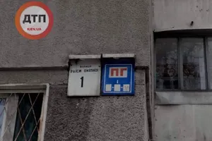 ''Зламала життя дитині'': у Києві матір повісилася в присутності малюка