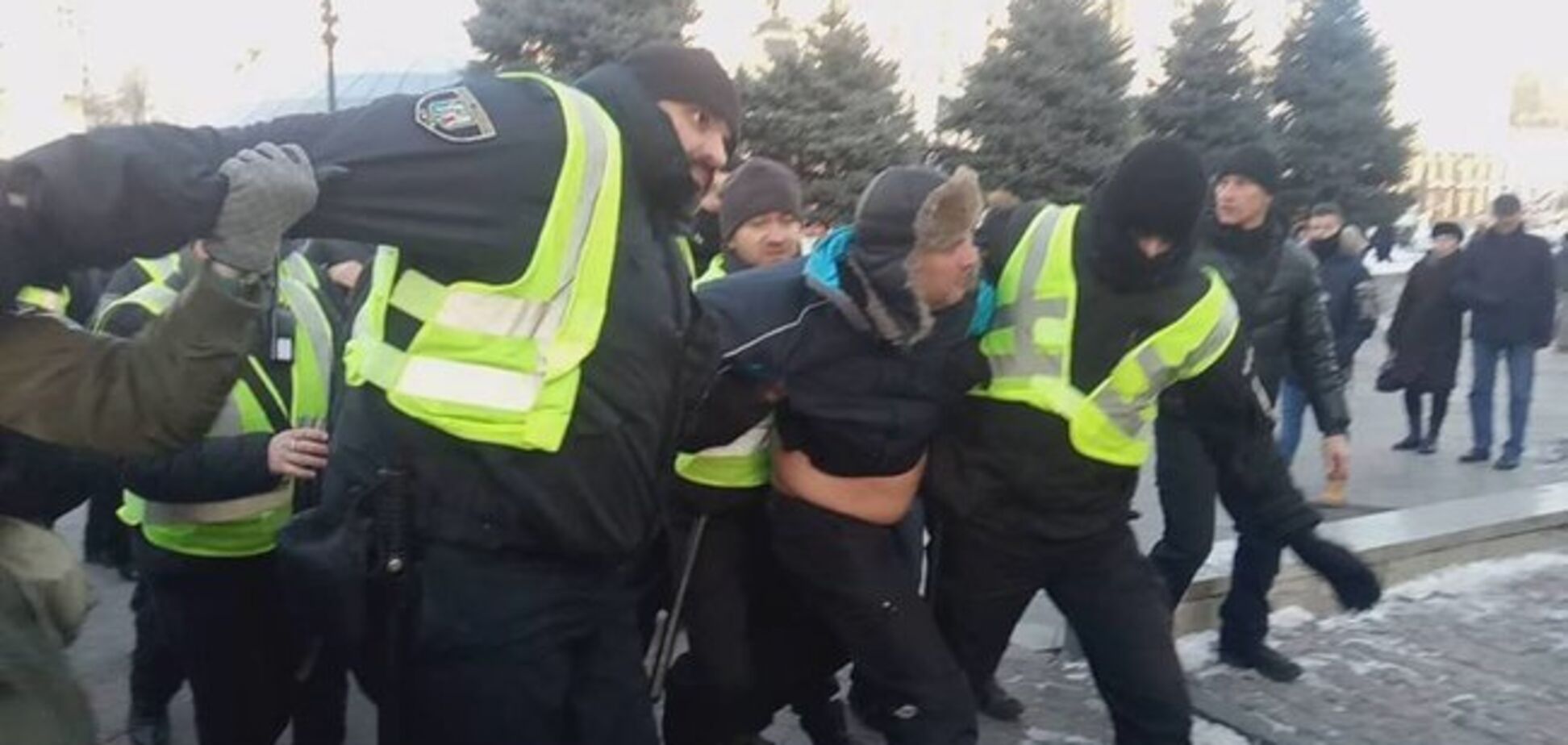 В центре Киева заковали в наручники помощника Савченко: фото и видео жестких столкновений