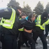 В центре Киева заковали в наручники помощника Савченко: фото и видео