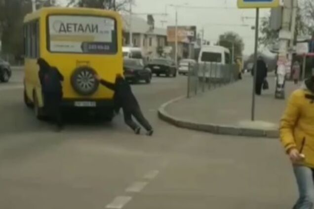 ''Отрабатывают проезд?'' В Запорожье пассажиры толкали маршрутку