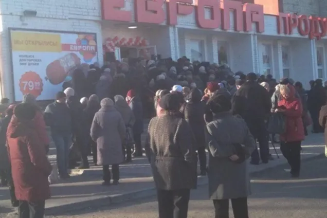 ''Дикари!'' В России устроили бешеную давку из-за дешевой колбасы