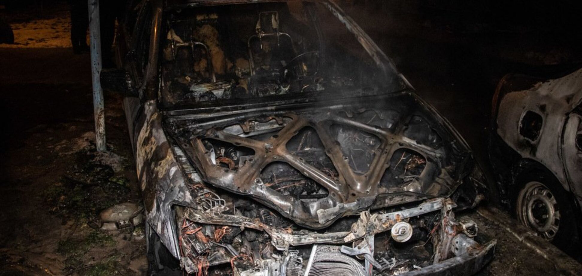 В Киеве произошел массовый поджог авто: фото и видео изуродованных иномарок