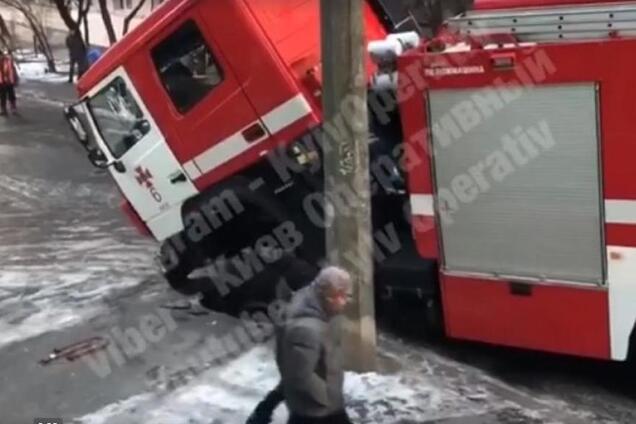 В Киеве пожарная машина провалилась под асфальт: опубликовано видео