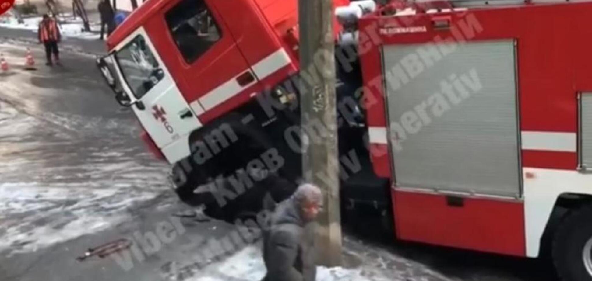 У Києві пожежна машина провалилася під асфальт: опубліковано відео