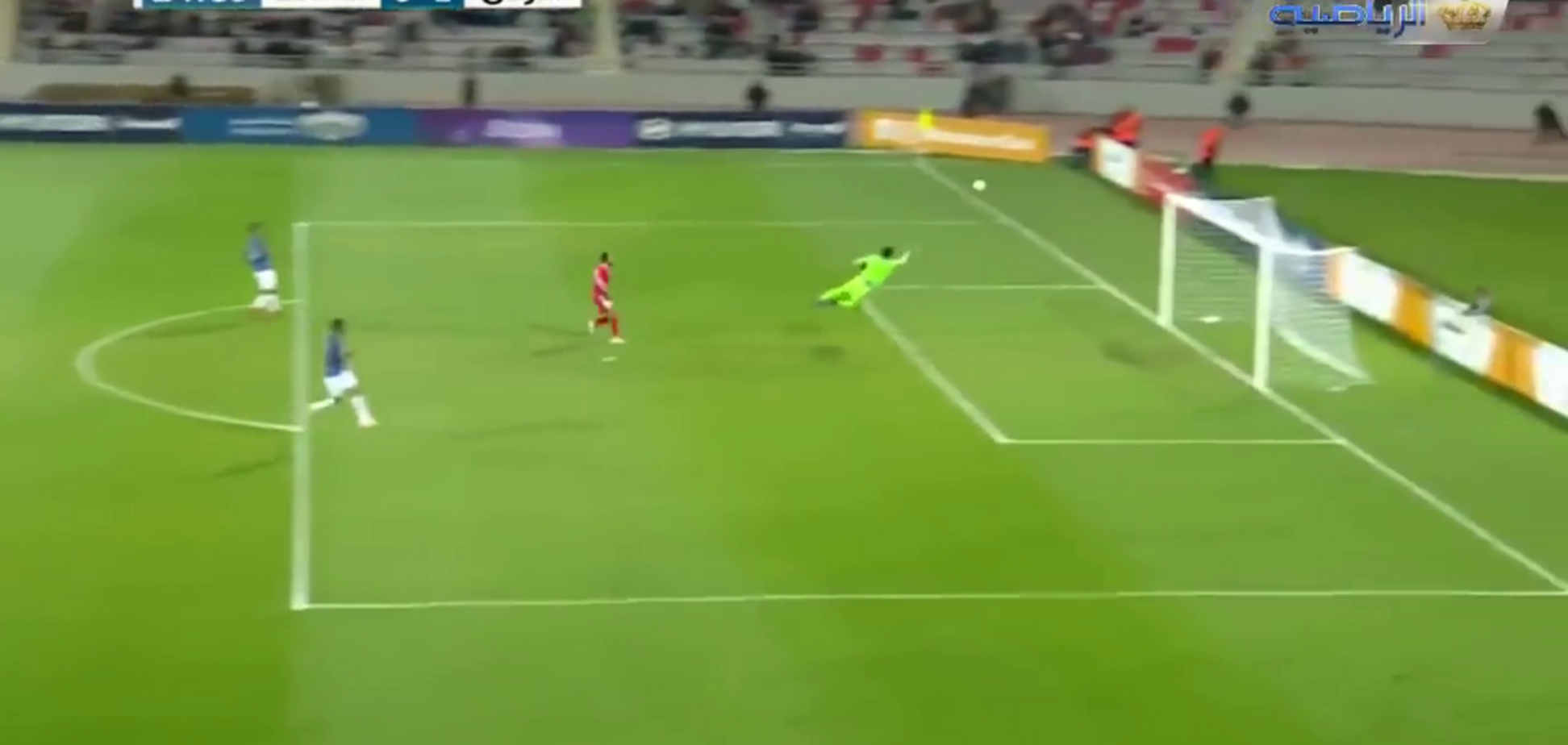 Вратарь забил фантастический гол ударом от своих ворот - опубликовано видео