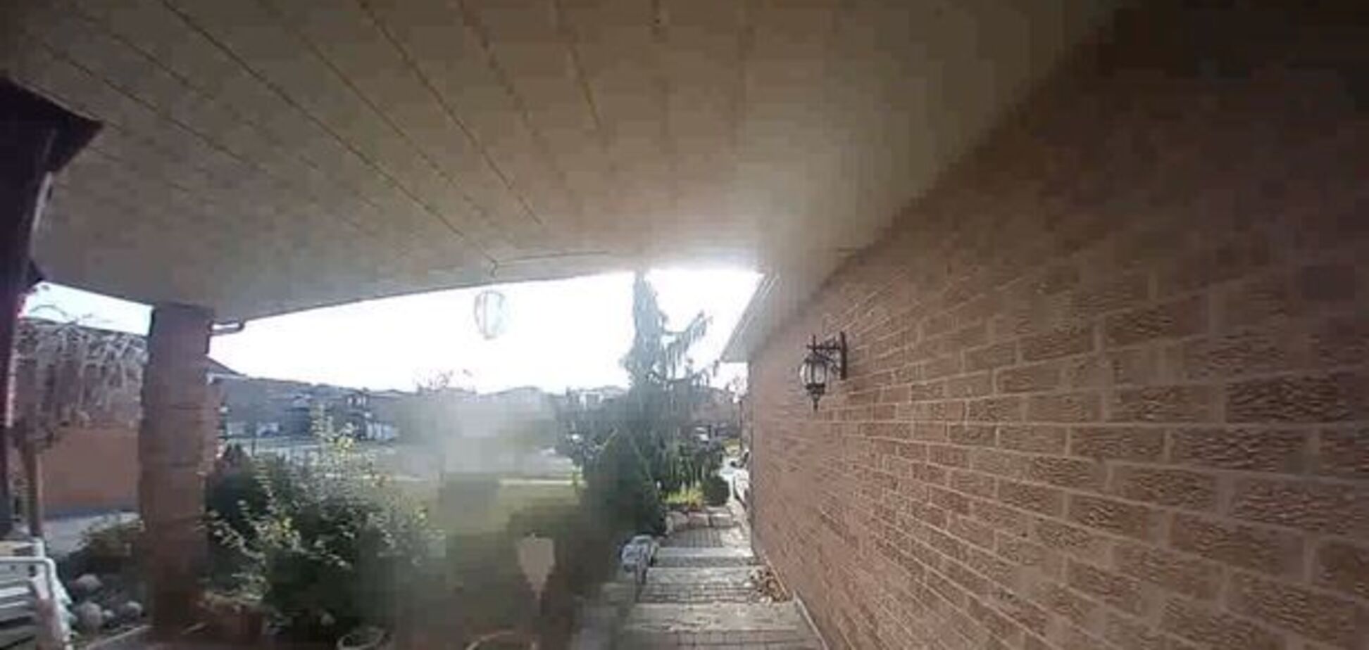 Задел дверной звонок: жуткий призрак попал на камеры