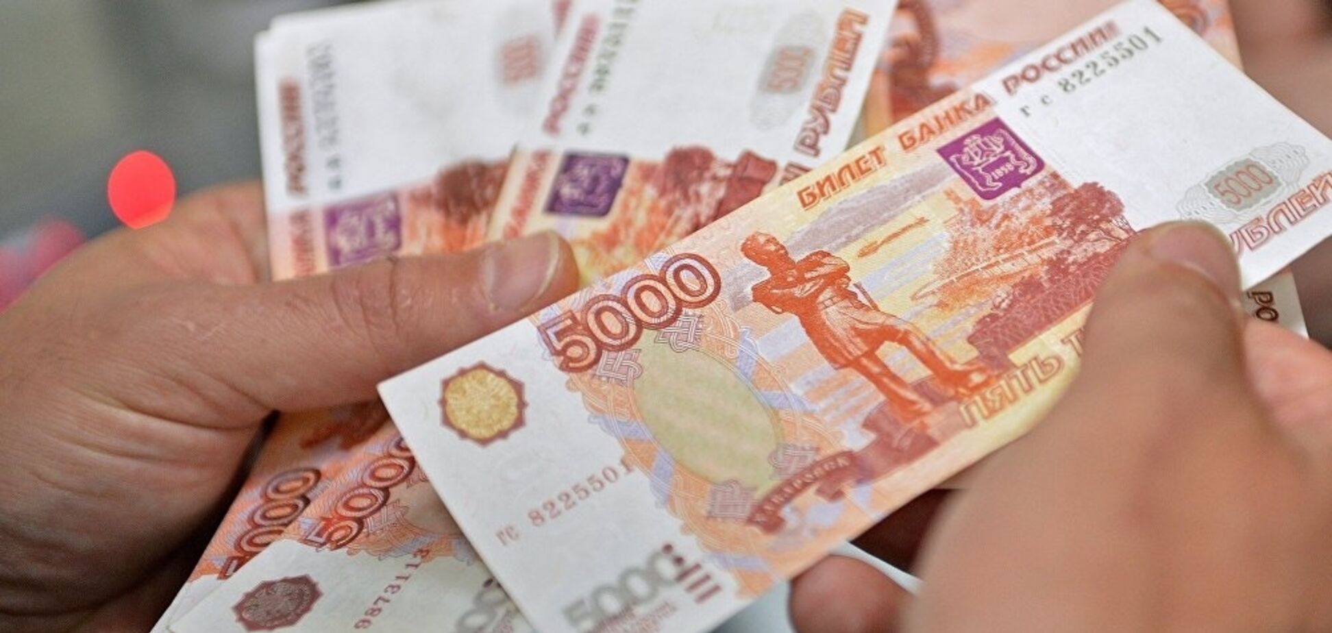 ''Увімкнули доларовий пилосос'': у Росії банки придумали спосіб порятунку від санкцій