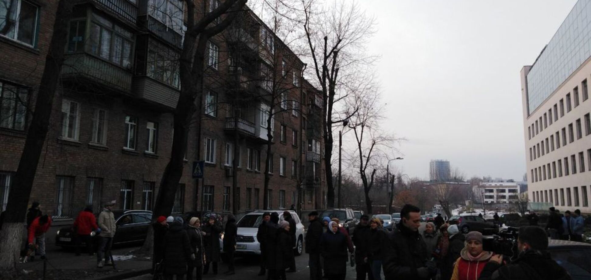 В Киеве митингующие перекрыли дорогу: произошли стычки. Видео