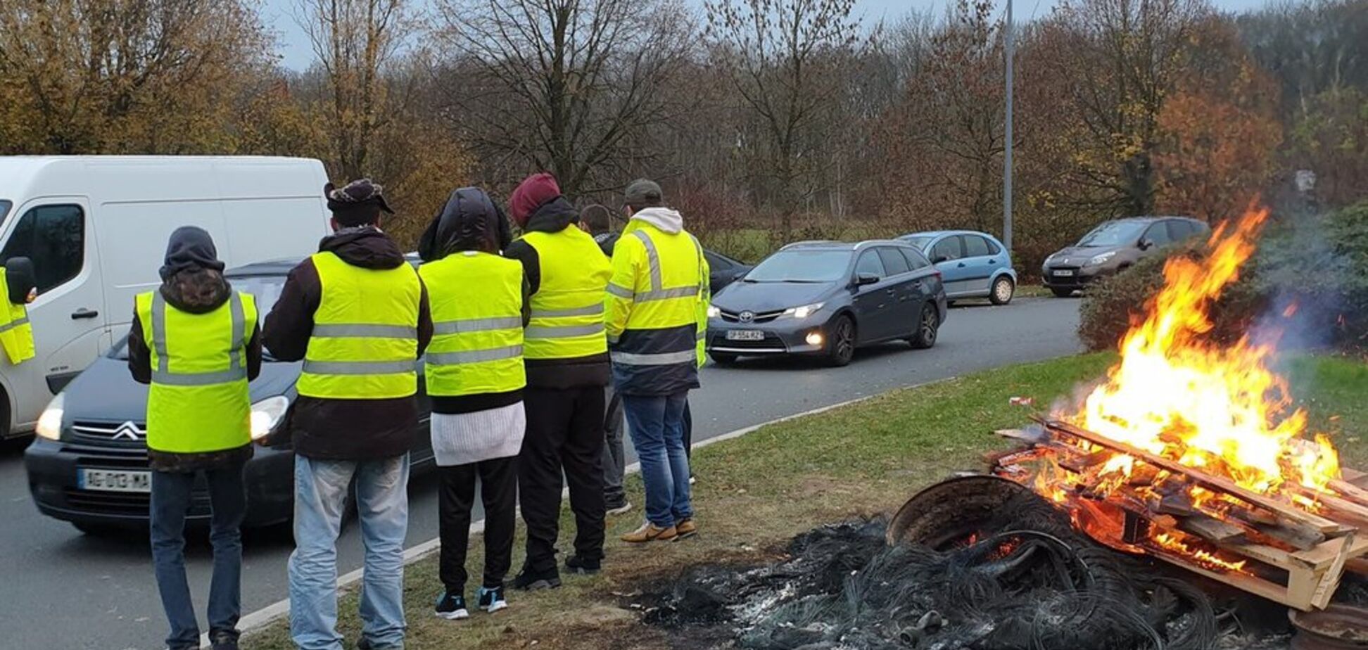 Паливний 'майдан' у Франції: протестувальники заблокували сховища й автодороги