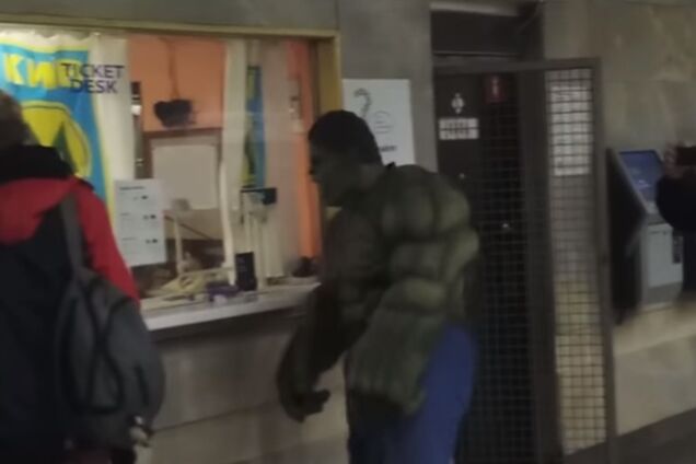 У київському метро помітили знаменитого супергероя: веселе відео