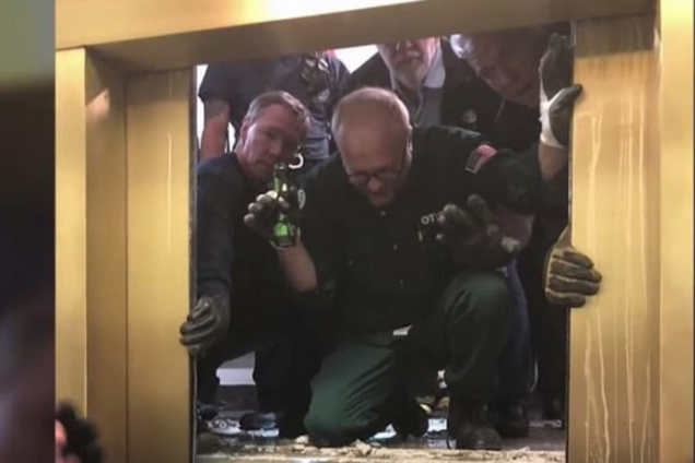 У Чикаго ліфт із людьми впав з 95-го поверху: фото