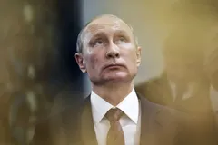Біле взуття і свічка в руках: у мережі спливло похмуре фото з Путіним
