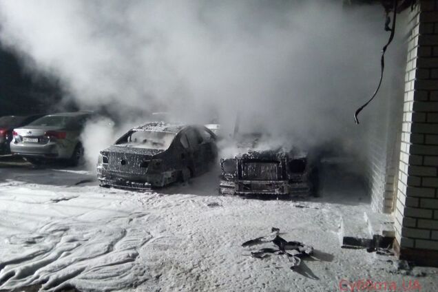 В Запорожье на стоянке сгорели 4 иномарки 