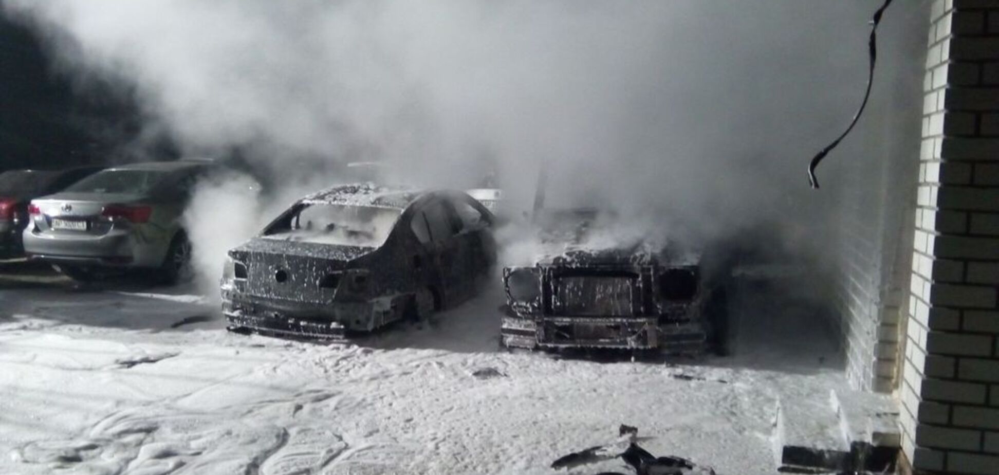 В Запорожье на стоянке сгорели 4 иномарки