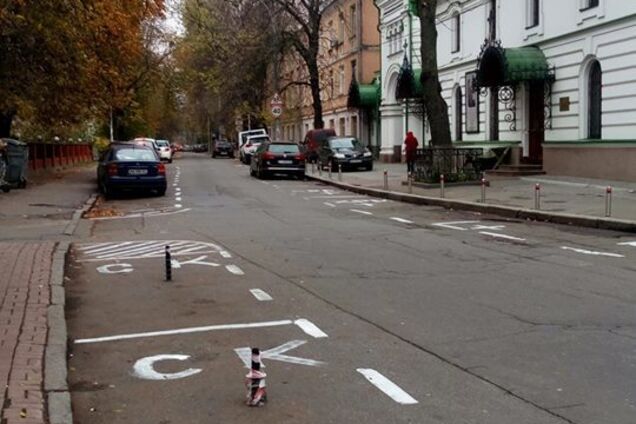 У Києві священики на іномарках облаштували незаконну парковку