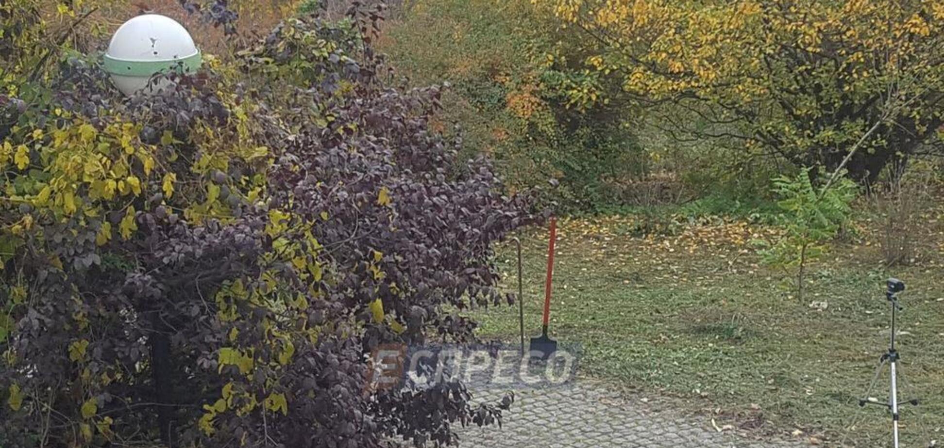 В центре Киева обнаружили самодельную могилу ребенка: фото с места происшествия