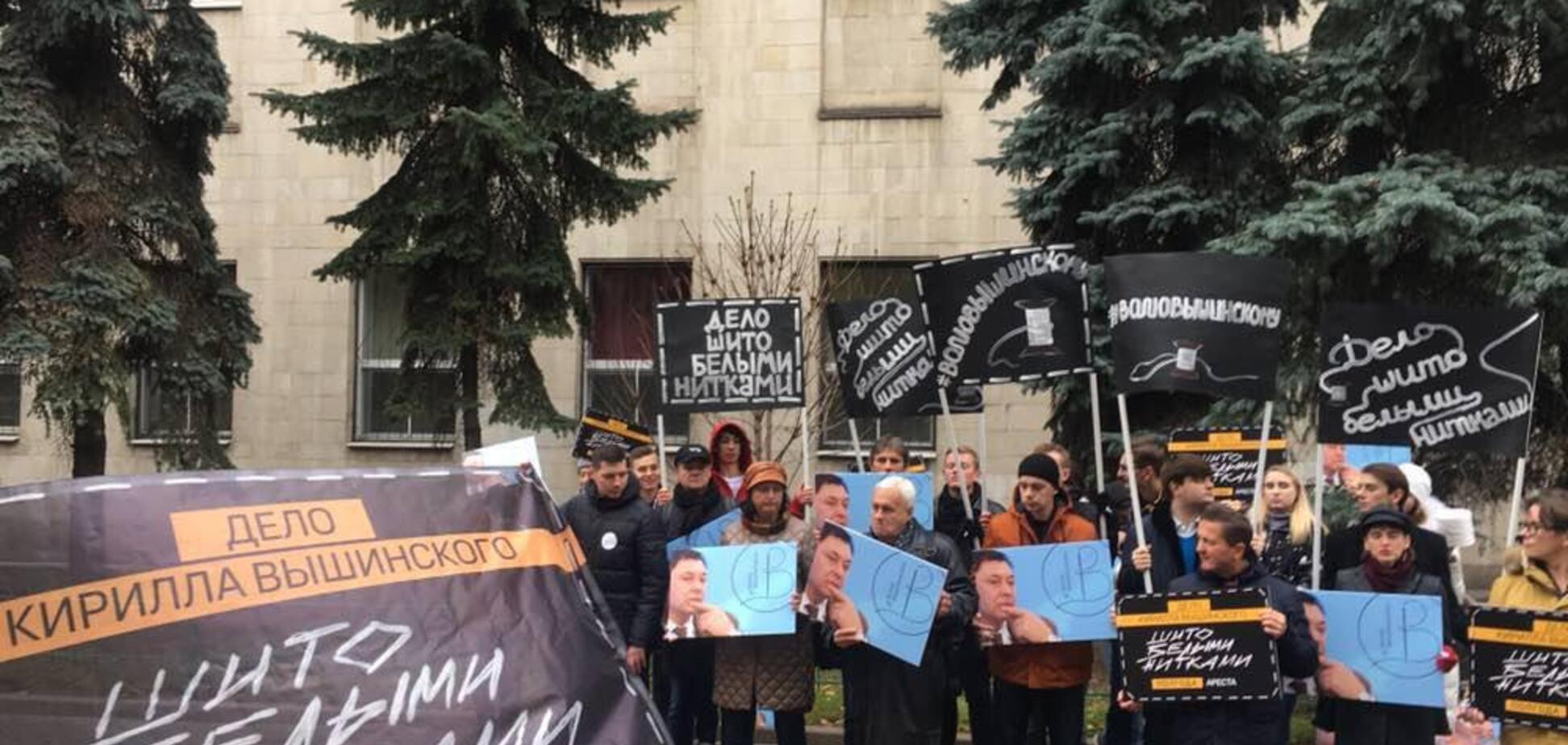 ''Бросим в тюрьму!''  Под посольством Украины в Москве устроили истерию из-за Вышинского
