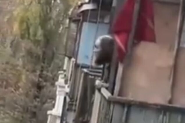 Погрожує і викидає речі: у Києві неадекватний чоловік ошелешив поведінкою