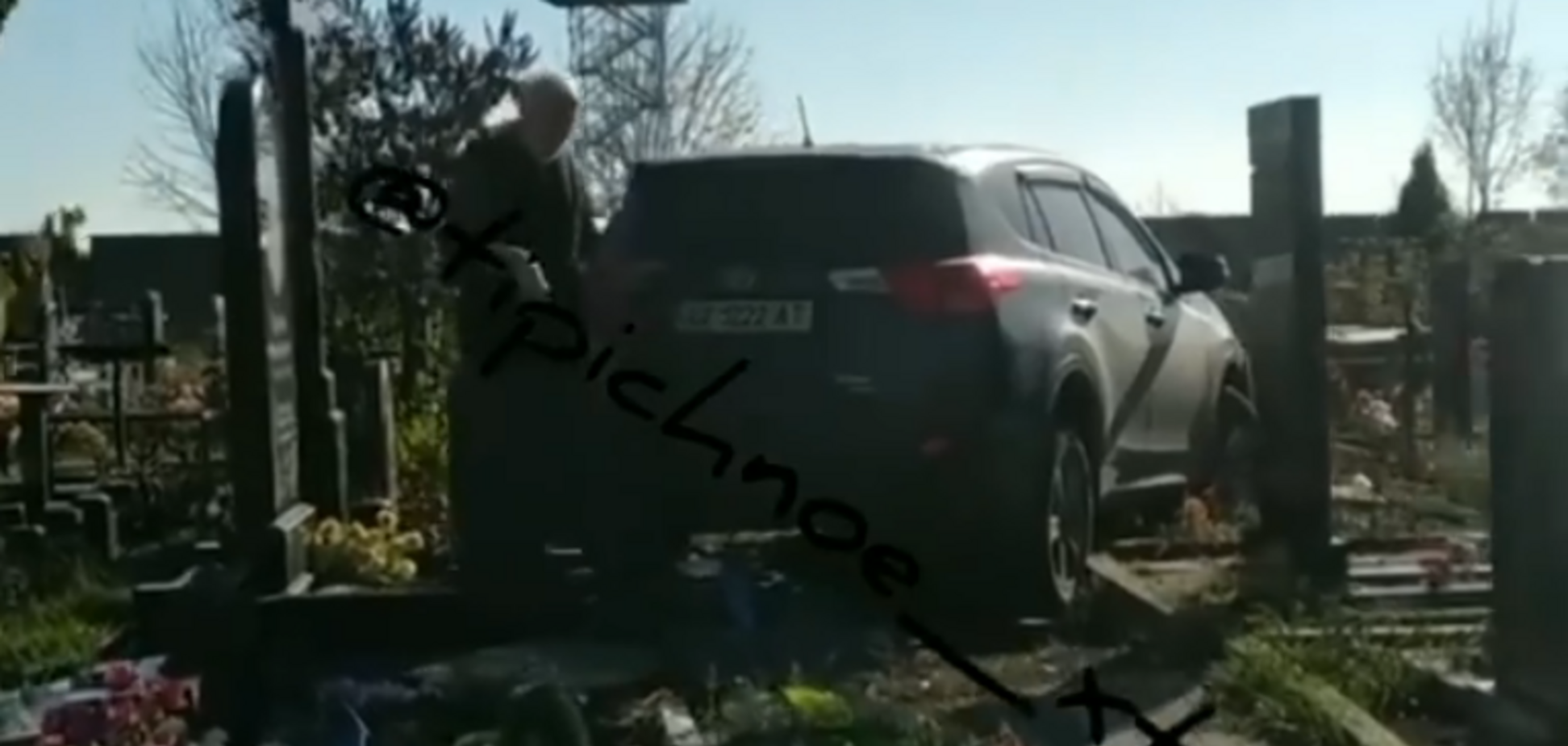 ''Ничего святого'': в Харькове священник на внедорожнике разгромил кладбище