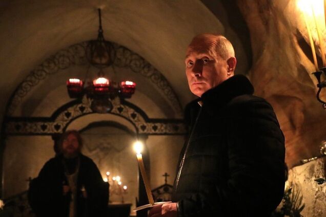 ''Согнул коленки, готовится'': Путин рассмешил новым фото в ''белых тапочках''