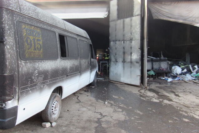 В Запорожье горел гараж с маршруткой и легковым авто