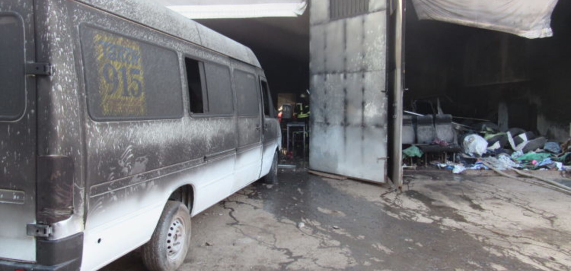 В Запорожье горел гараж с маршруткой и легковым авто
