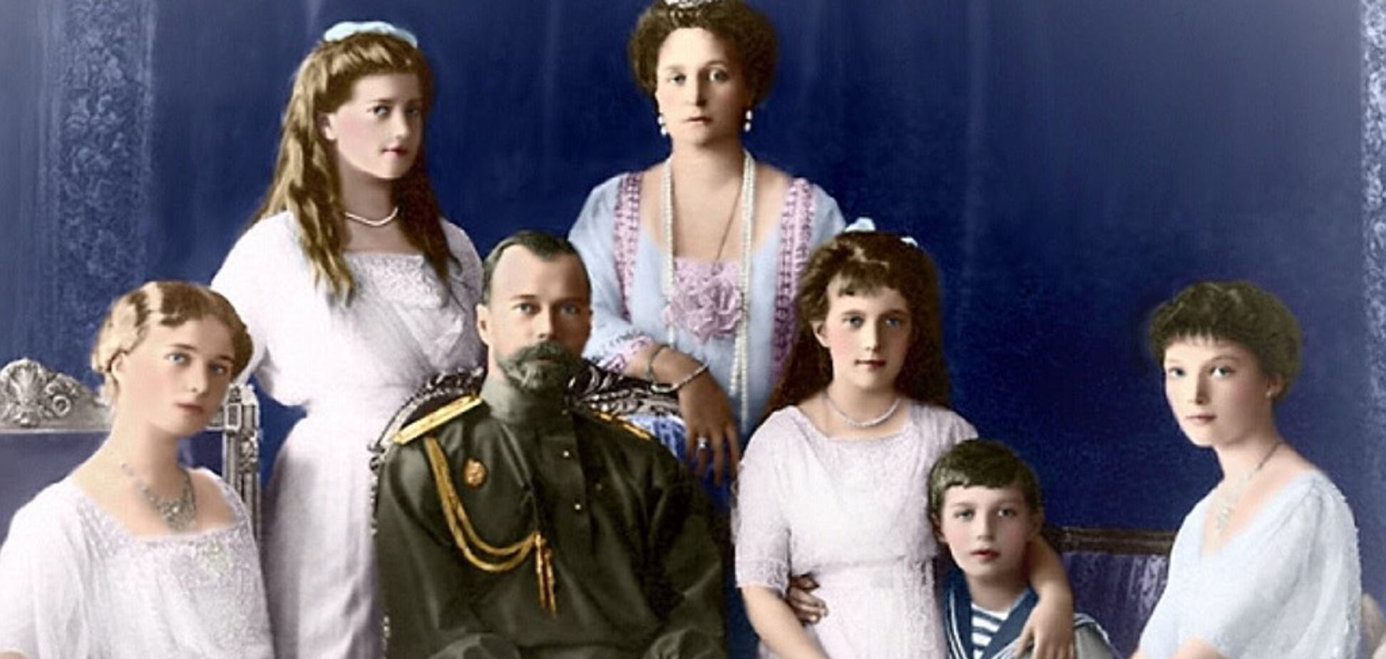 В Тюмени на балу съели царскую семью к 100-летию ее расстрела: фотофакт