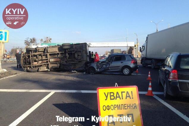 Під Києвом зіткнулися шість авто одночасно: перші фото з місця ДТП