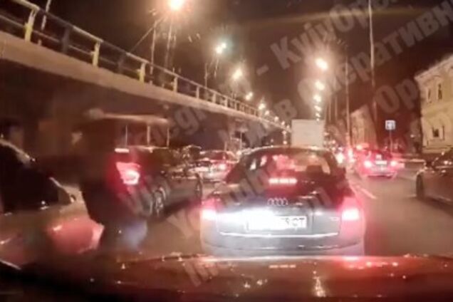 ''90-і просили?'' У Києві натовп із бейсбольними битами напав на авто посеред дороги
