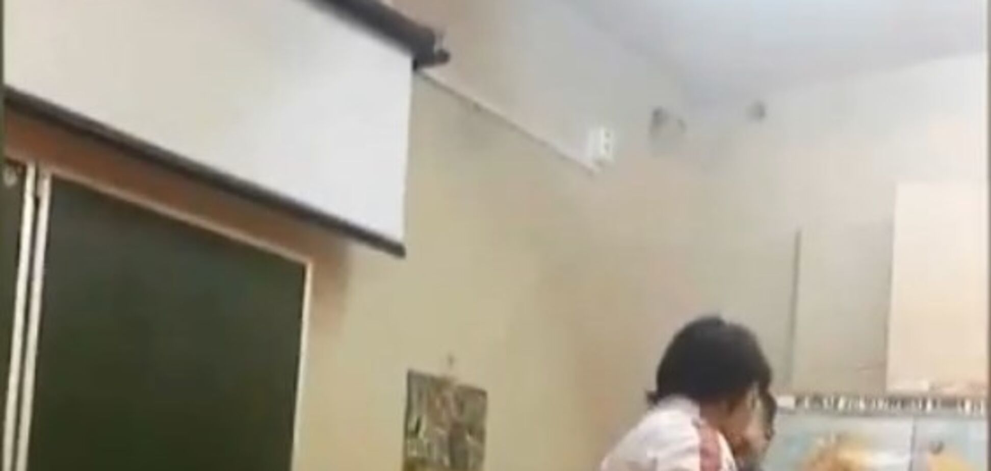 ''Ж*па все витримає!'' У Росії вчителька побила дітей скакалкою. Відео