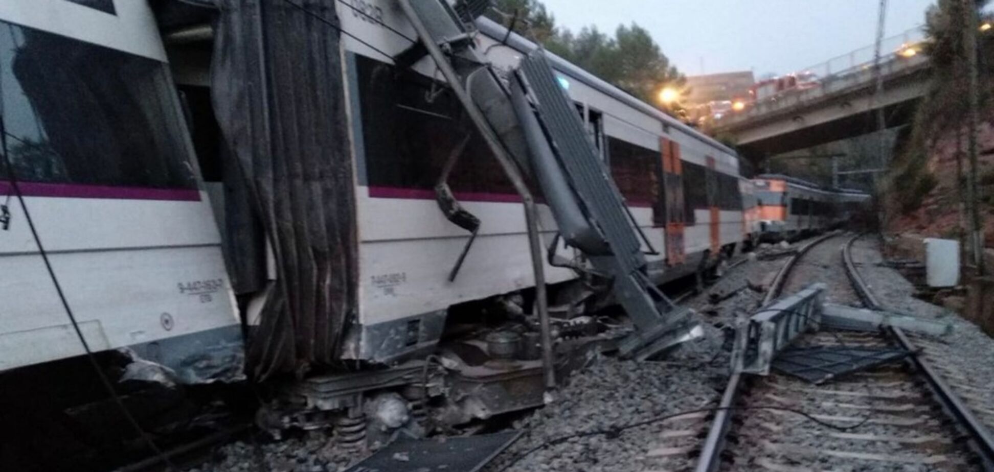 В Іспанії зсув 'збив' потяг із рейок, є загиблий і поранені: усі подробиці, фото й відео