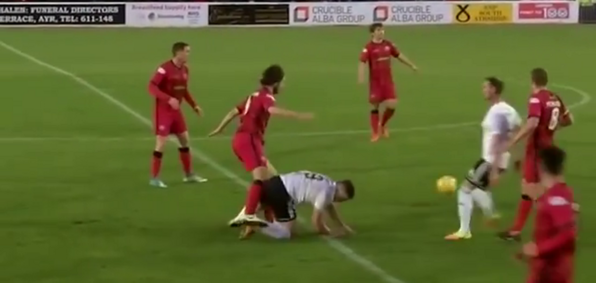 Футболист обиделся на соперника и лягнул его между ног - жесткое видео