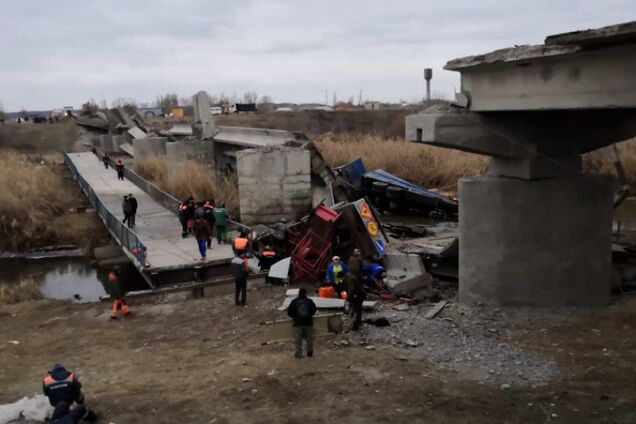 В России рухнул очередной мост: пострадали люди. Первые фото и видео с места ЧП