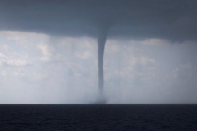 В Италии прошел гигантский водяной смерч: опубликовано устрашающее видео