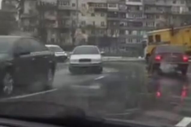 ''Машины остановились'': в Киеве в очередной раз прорвало трубу