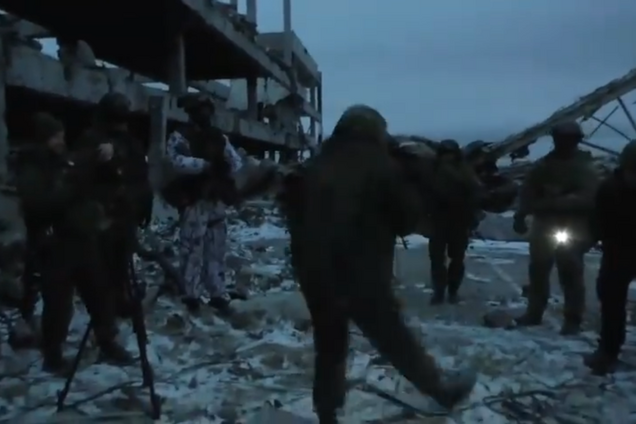 Танцюють на кістках! Українців розлютила зухвала витівка терористів у Донецькому аеропорту. Відеофакт
