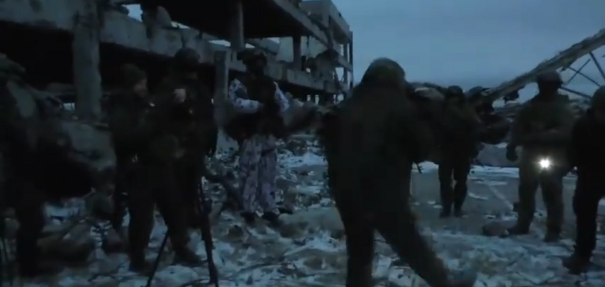 Танцюють на кістках! Українців розлютила зухвала витівка терористів у Донецькому аеропорту. Відеофакт