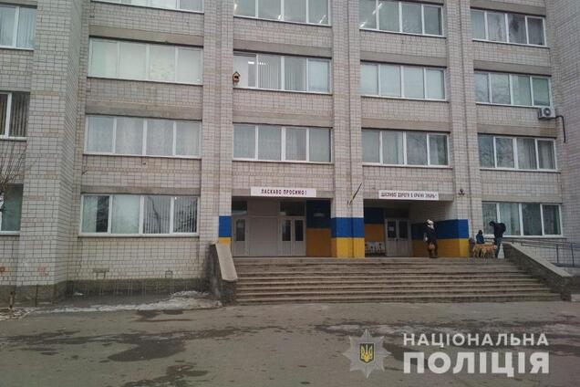 Под Киевом в двух школах распылили газ: детей экстренно эвакуировали 
