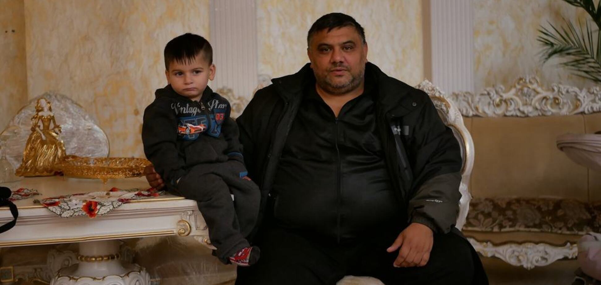 ''Рвали одежду, лупили машину'': на Закарпатье ромы напали на журналистов