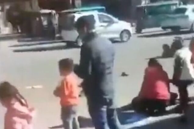 В Китае авто врезалось в толпу школьников: есть погибшие