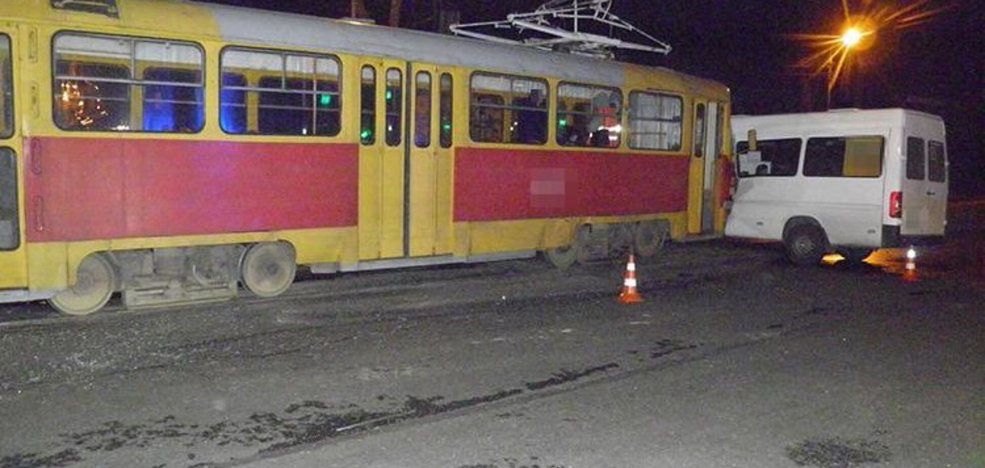 В Запорожье произошло ДТП с участием трамвая и маршрутки: 9 человек в больнице