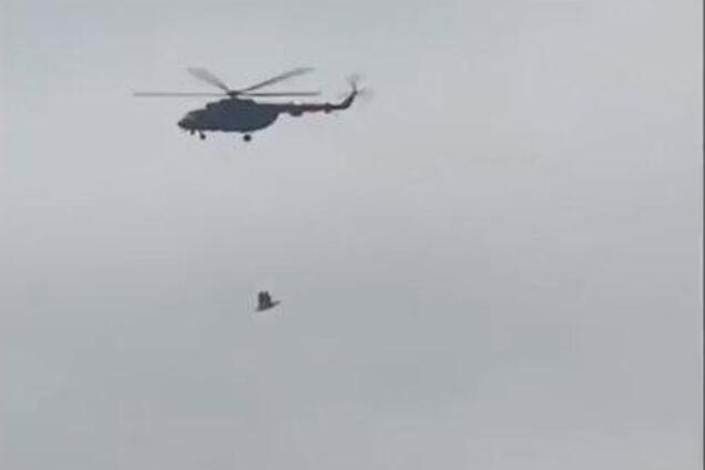 ''Творится что-то странное!'' Над Кремлем взлетели военные вертолеты с людьми на веревке. Видео
